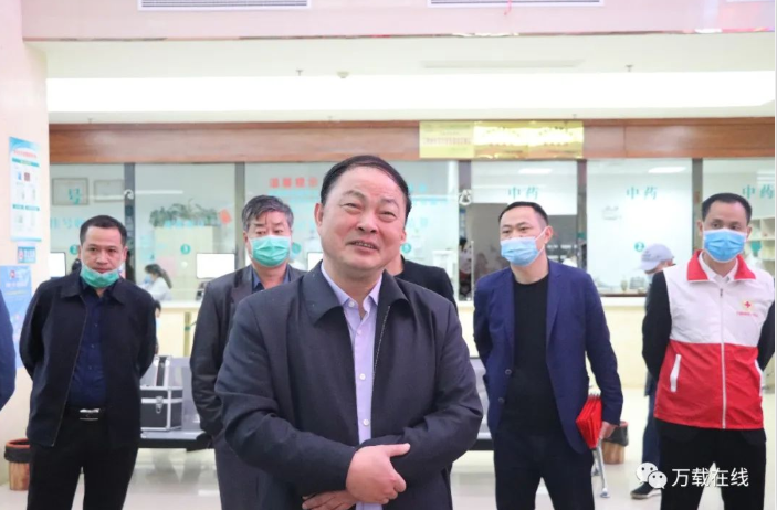 最后,县委书记胡全顺一一为他们送上慰问金.