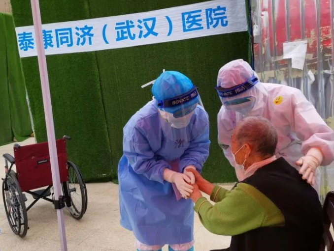 直擊疫情 現場報道丨泰康同濟（武漢）醫院第1000例患者——93歲陳婆婆出院了