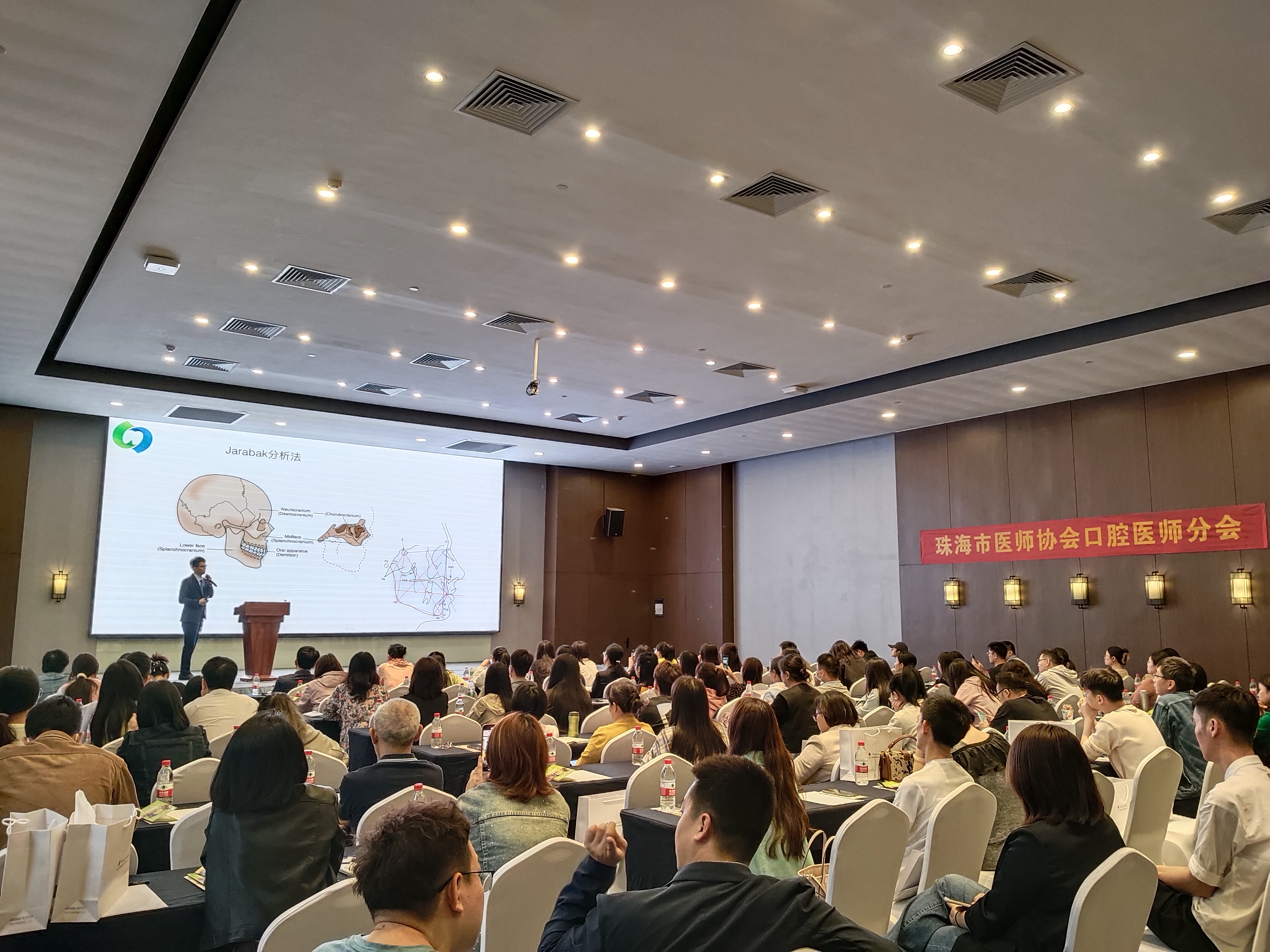 最后,由郑翼主任对会议内容进行总结,同时与两位讲师共同回答参会医生